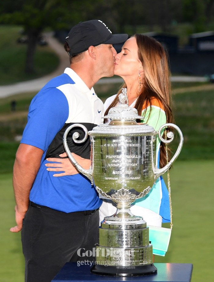 브룩스 켑카가 PGA 챔피언십 우승 후 제나 심스와 뽀뽀를 나누고 있다.