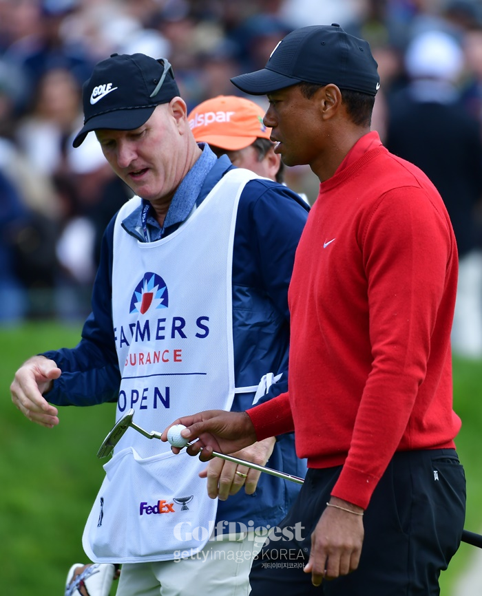 타이거 우즈와 캐디 조 라카바가 27일 PGA 투어 파머스 인슈어런스 오픈 최종 4라운드에서 마지막 18번 홀 그린을 빠져나가고 있다.