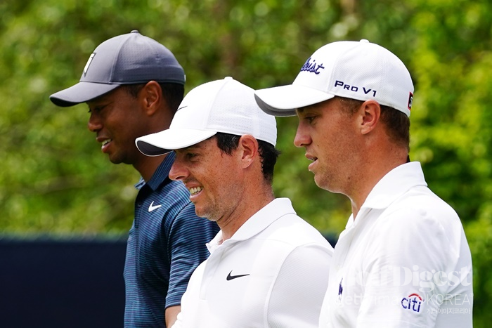 2년 전 PGA 챔피언십 1라운드에서 동반 플레이를 펼쳤던 타이거 우즈(왼쪽), 로리 매킬로이(가운데), 저스틴 토머스(오른쪽)