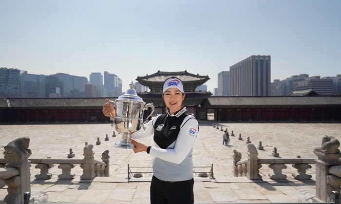 김아림이 경복궁에서 US 여자오픈 트로피를 들고 기념 촬영을 했다.