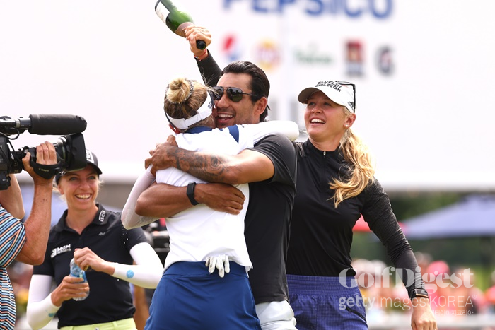 지난주 마이어 LPGA 클래식에서 우승했던 넬리가 남자친구 아타나시우와 포옹하며 우승 기쁨을 만끽하고 있다.
