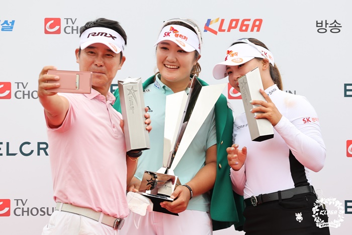 왼쪽부터 임창정, 유해란, 김지영이 팀 우승 기념 사진을 찍고 있다.