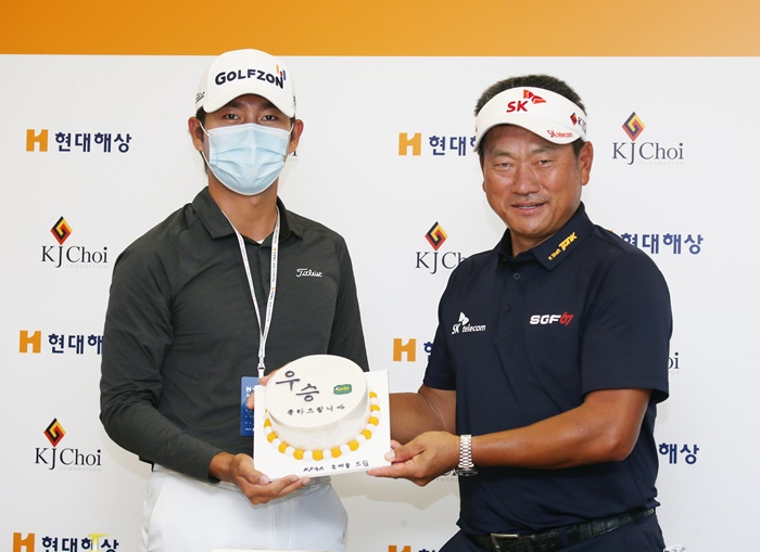 루키 김동은이 대선배 최경주의 챔피언스투어 우승을 축하하고 있다.