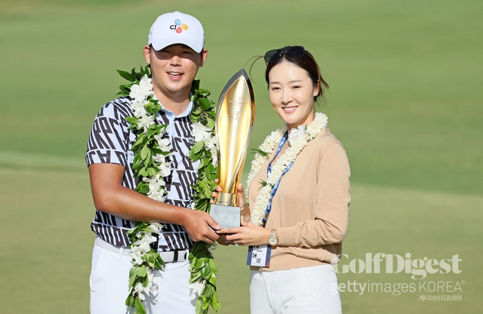 소니오픈 우승 당시 아내 오지현과 함께 기념 사진을 찍고 있는 김시우.